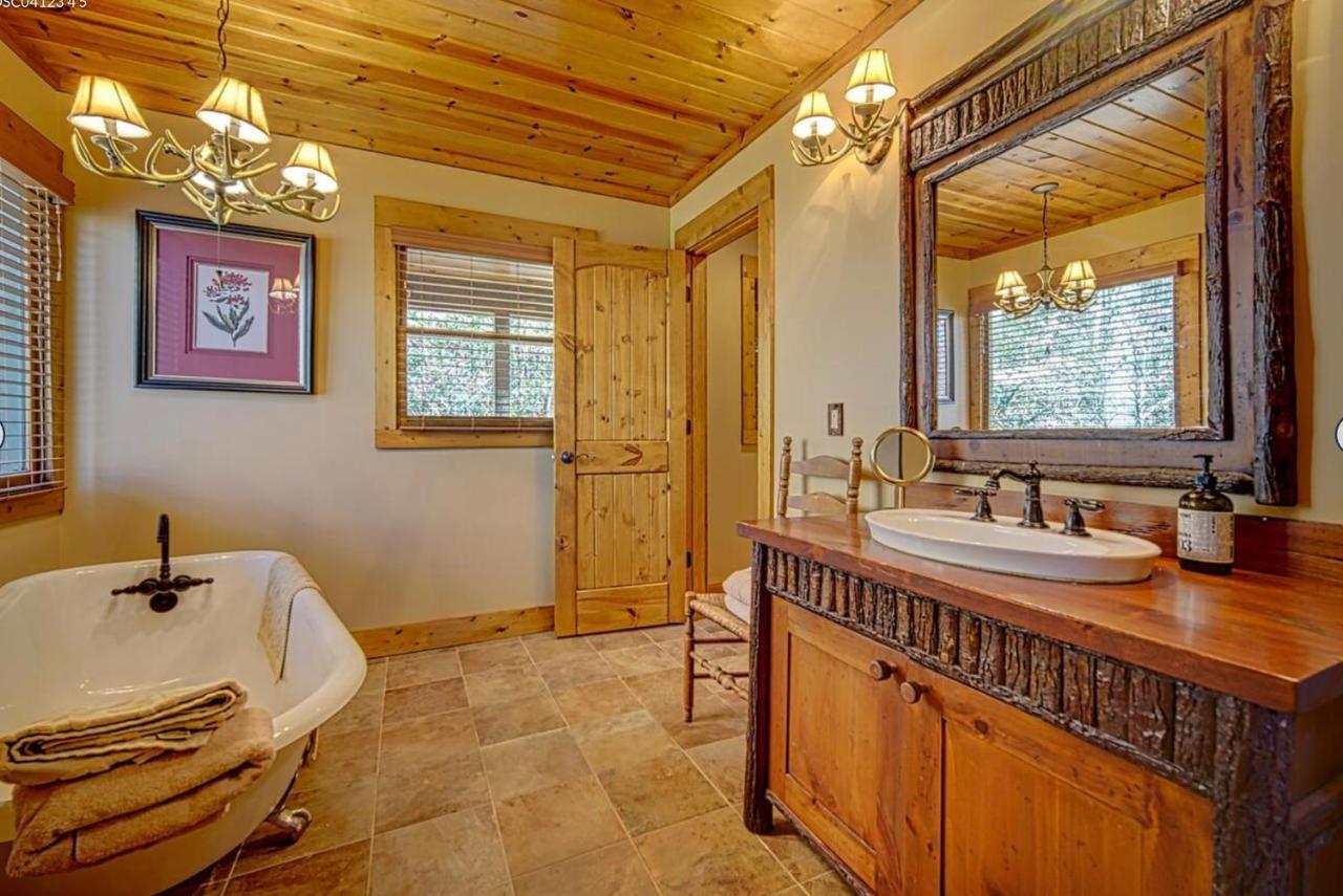 Cozy Creekfront Family Cabin-Pet Friendly -Gamerm-Hot Tub Hiawassee Exterior photo